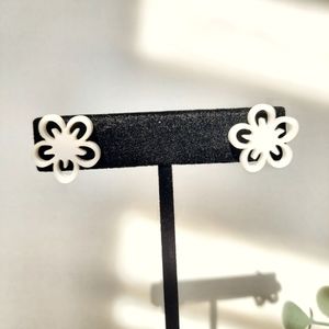 Fun, lightweight white flower earrings.